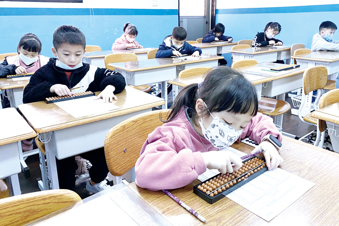 中華國際珠心算數學教育學會舉辦113年度第一屆珠心算數學檢定，吸引77位學子參與。
（莊煥寧攝）