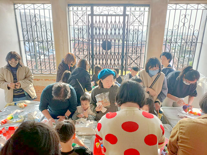 「藝起療癒」-情感教育繪本工作坊最終站，親子一同在創作及繽紛的彩色世界裡，探索玩味，及學習如何與自己情緒好好共處。（金沙鎮圖書館提供）