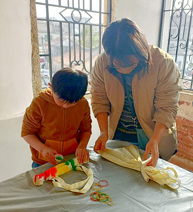 「藝起療癒」-情感教育繪本工作坊最終站，親子一同在創作及繽紛的彩色世界裡，探索玩味，及學習如何與自己情緒好好共處。（金沙鎮圖書館提供）