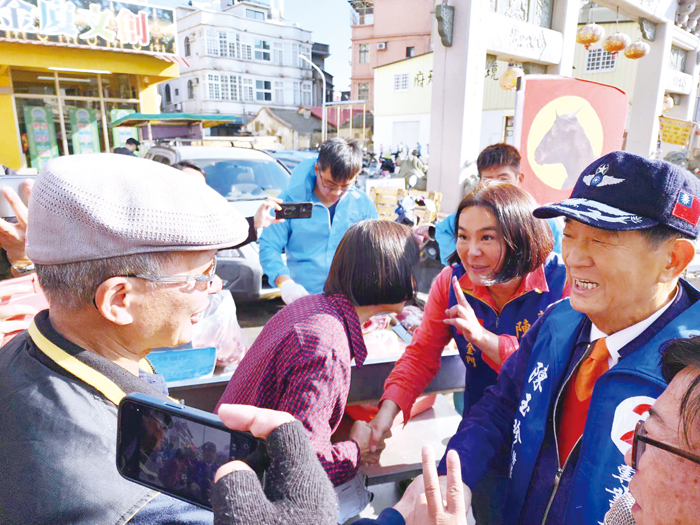 宋楚瑜抵金，陪同陳玉珍掃街拜票。（許峻魁攝）