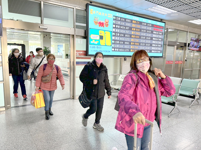 尚義機場出現返回金門投票的人潮。
(民眾提供)