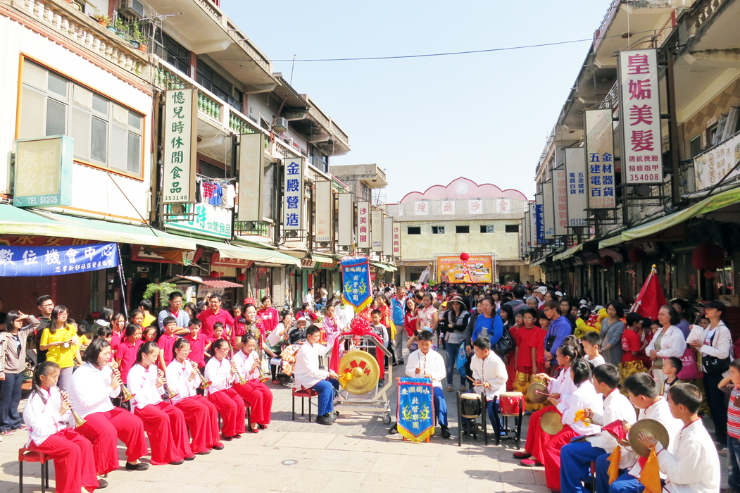 安瀾國小101年度成立北管樂團,邀請吳明福、許誠傑、張再發等三位老師蒞校指導,推廣傳統音樂藝術及技藝傳承,也讓傳統藝術向下扎根;圖為北管樂團成立及指導練習及於文化季中演出之資料照片。(安瀾國小提供)