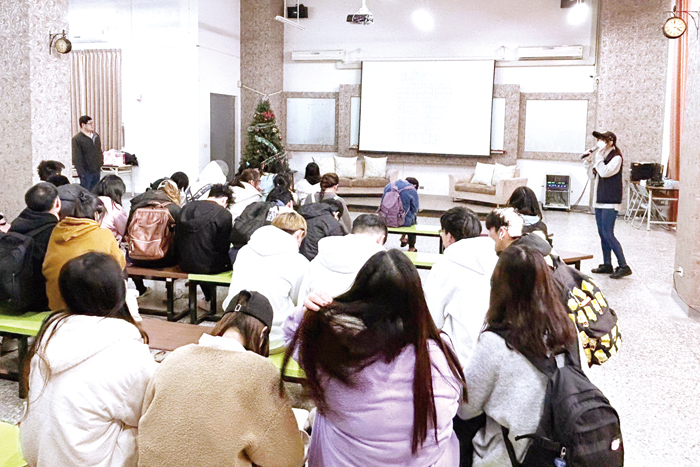 寒假即將展開,金城分局深入轄內「國立金門大學」針對不同科系的新鮮人進行預防犯罪宣導。(金城分局提供)