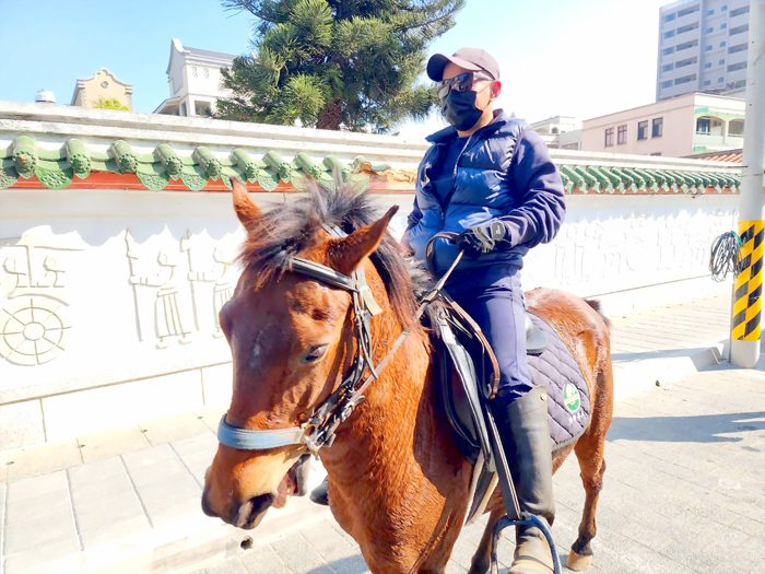 王姓民眾騎馬投票，吸引不少人關注。（許峻魁攝）