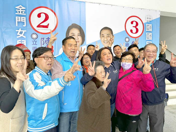 陳玉珍連任當選立委，和家人及支持者在國民黨黨部歡呼慶祝。
（陳冠霖攝）