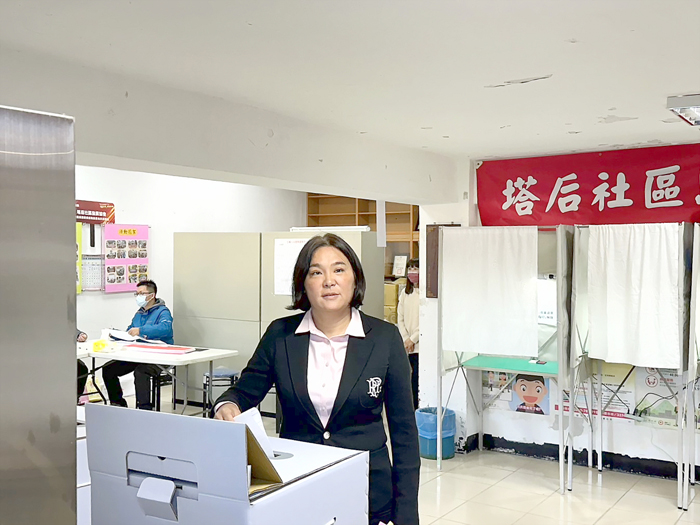 金門現任立委及立委候選人的陳玉珍投下選票。（辛亦姵攝）