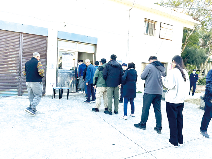 總統及立委選舉昨投票,一早金湖各投開票所湧入人潮。(辛亦姵攝)