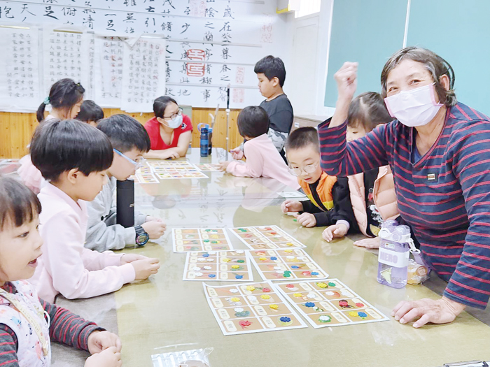 家長和孩子分別進行個別學習和母語交流,未來在家庭中孩子能更流利使用母語。(上岐國小提供)