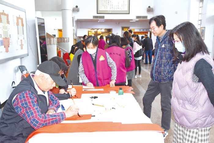 由金門縣文化局主辦,金門縣書法學會承辦的新年龍年書寫春聯大放送活動,1月14日上、下午於文化局演藝廳辦理。(李增汪攝)