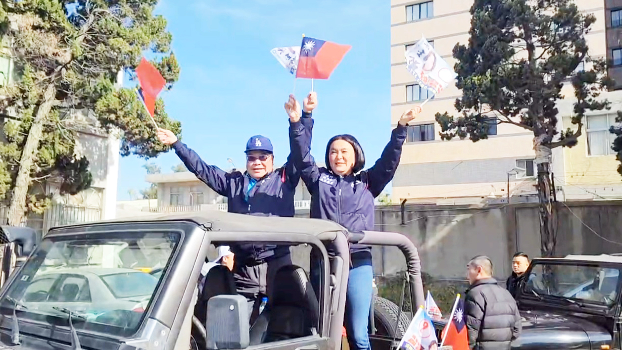 陳玉珍勝選第二天，一早就透過車掃方式，前往各鄉鎮謝票。（許峻魁攝）