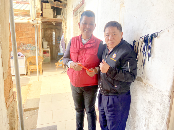 榮服處游文勇處長代表欣屏天然氣公司慰問烈嶼遺眷洪先生。(金門榮民服務處提供)