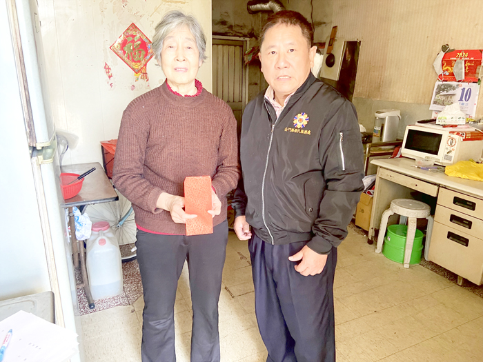 榮服處游文勇處長代表欣屏天然氣公司慰問金湖遺眷田女士。(金門榮民服務處提供)
