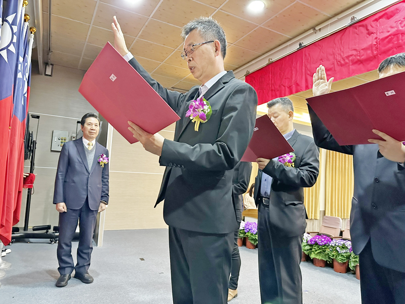 縣府所屬機關新任首長聯合佈達交接典禮，由公共車船管理處處長李文堆的引領下宣讀誓詞。（陳冠霖攝）