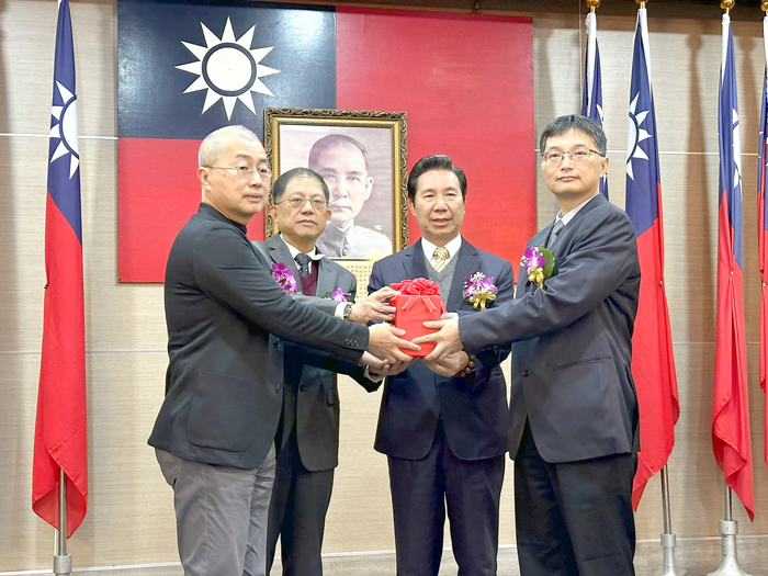 新任金門日報社社長蔡湛成(右)。(陳冠霖攝)