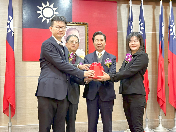 新任金沙鎮戶政事務所主任陳明伶(右)。(陳冠霖攝)