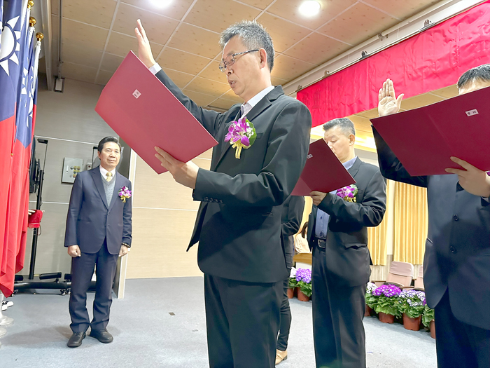 縣府所屬機關新任首長聯合佈達交接典禮,在公共車船管理處處長李文堆的引領下宣讀誓詞。(陳冠霖攝)
