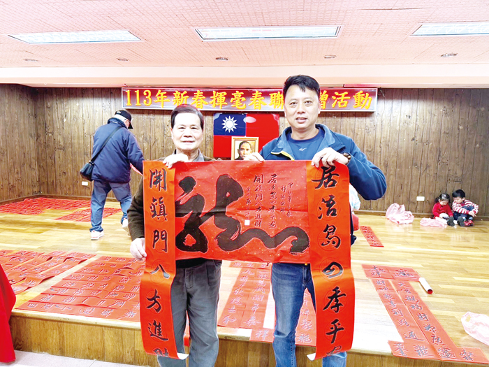 金湖鎮舉行新春揮毫贈春聯,傳承文化,喜迎新春。(金湖鎮公所提供)