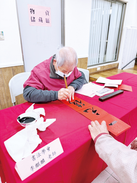 金湖鎮舉行新春揮毫贈春聯,傳承文化,喜迎新春。(金湖鎮公所提供)