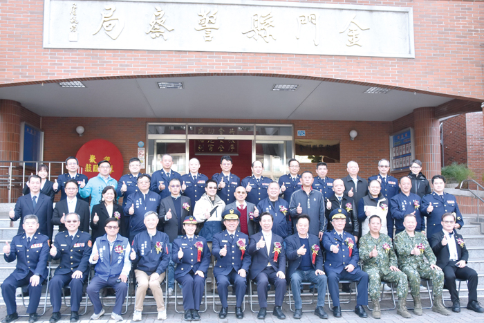 與會的貴賓並在警察局大樓前大合照。（莊煥寧攝）
