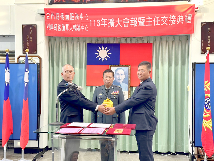 卸任主任洪煌璋交接予新主任洪天南(右)。(許加泰攝)