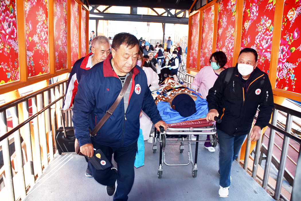 金門紅十字會派員小三通前往廈門會同家屬及隨行醫師護送鄢姓台商病患回金，進一步安排後送台灣治療。（莊煥寧攝）