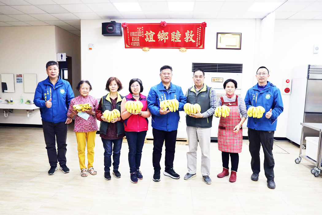 鄉長楊忠俊特於過年前分別前往各社區關懷照顧據點,慰問社區供餐志工。(金寧鄉公所提供)