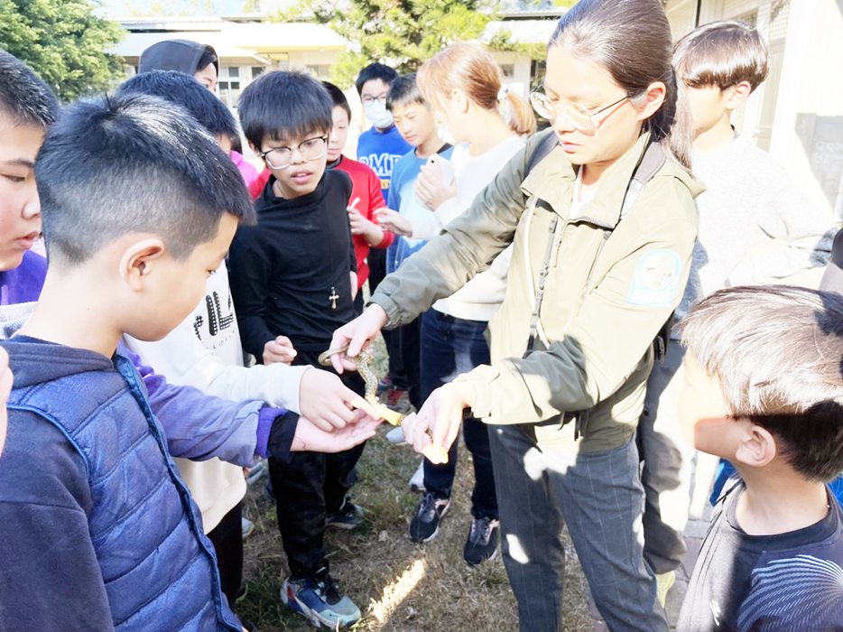 發現小蛇,現場進行保育觀念宣導。(高凡淳攝)