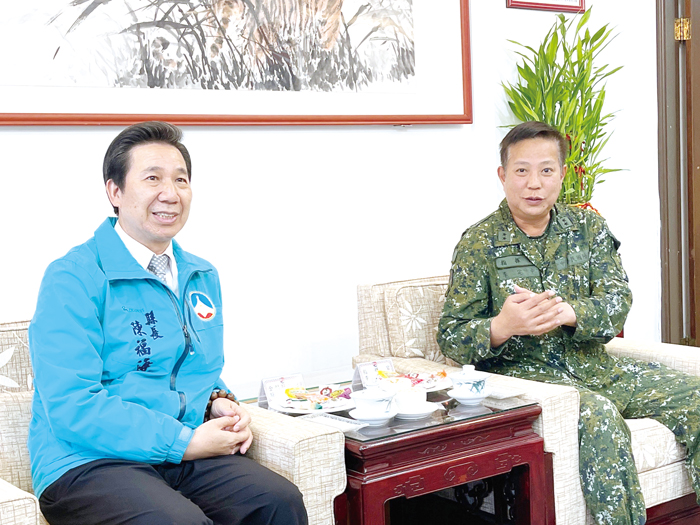縣長陳福海昨率領副縣長李文良及衛生、民政單位,走訪軍機場、金門醫院及海岸巡及金防部等,親自贈禮慰問,感謝各單位長期對後送醫療工作的努力與支援,並提前賀新年!(陳麗妤攝)