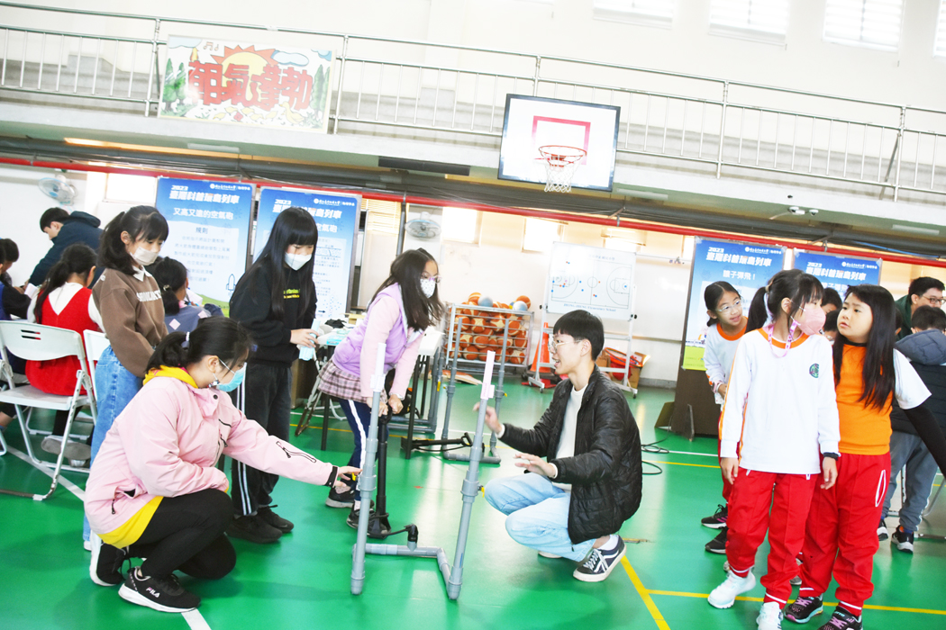 臺灣科普環島列車金門場登場,副縣長李文良、金大副校長洪集輝、國科會科長曾黛如與多位國小校長出席,現場設有十個科學攤位。(莊煥寧攝)
