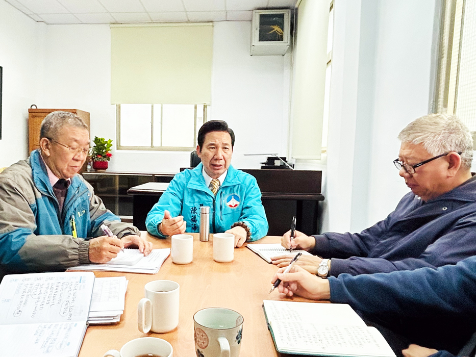 縣長陳福海在前瞻暨離島建設計畫檢討會議前召開執行工作會報,並提示各項執行精進方針。
(縣府提供)