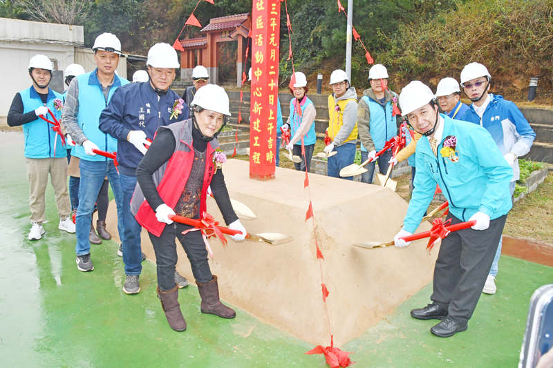 縣長陳福海與塔后社區理事長陳秀嵐及貴賓一起持鏟動土情形。（楊水詠攝）