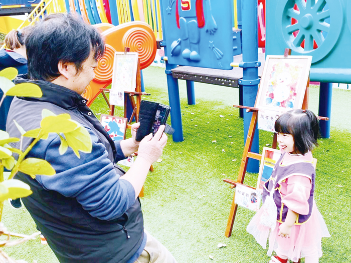 述美國小幼兒園小太陽班「顏色的秘密」教學主題成果發表,特別邀請家長入校參與,親師生也共享這場充滿藝術氣息又溫馨熱鬧的發表會。
(述美國小提供)