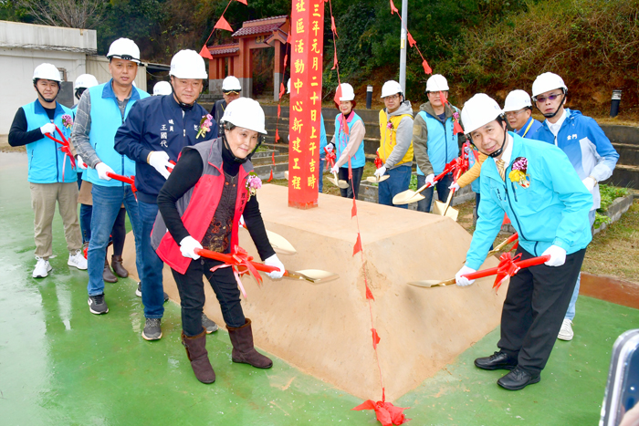 陳福海與塔后社區理事長陳秀嵐及貴賓一起持鏟動土並合影。(楊水詠攝)