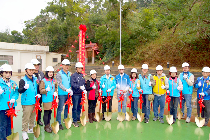 陳福海與塔后社區理事長陳秀嵐及貴賓一起持鏟動土並合影。(楊水詠攝)