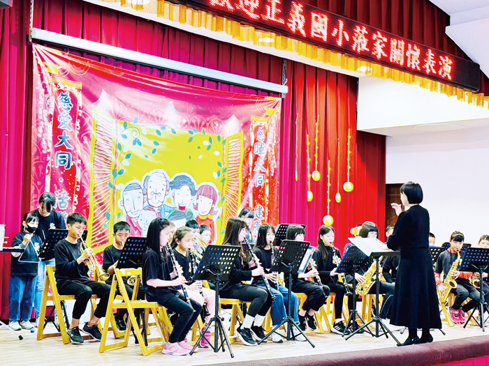 師生到大同之家辦理「寒冬送暖感恩惜福體驗學習活動」。(正義國小提供)