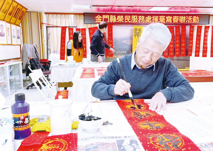 「龍年好運龍龍來」,榮服處邀書法好手揮毫,將致贈春聯予單身、年長獨居或行動不便的榮民眷,傳遞新春祝福。(陳麗妤攝)