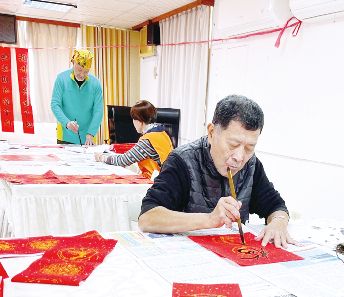 「龍年好運龍龍來」,榮服處邀書法好手揮毫,將致贈春聯予單身、年長獨居或行動不便的榮民眷,傳遞新春祝福。(陳麗妤攝)