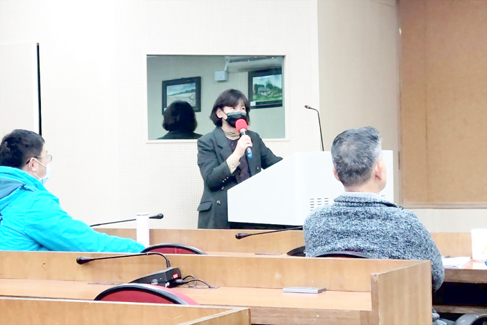 福建金門地方法院與金門縣文化局合作辦理國民法官制度說明會,由金門地方法院魏玉英法官到場講授有關國民法官制度以及選任為國民法官的職權、義務、權利與保護等。(金門地方法院提供)