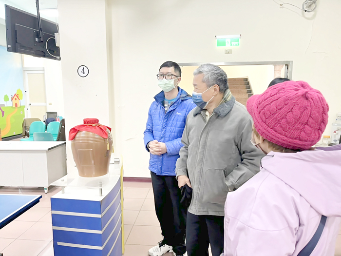 鄉親們了解領取流程,期待未來把實體酒品抱在手中。(高凡淳攝)