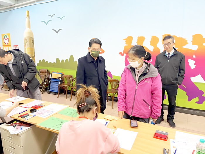 縣府秘書長謝世傑、金酒公司總經理丁丞康、營業副總經理黃海山關心鄉親領取狀況。(高凡淳攝)