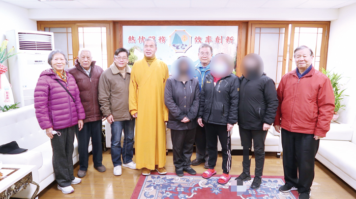 金門海印寺慰問金湖鎮急難疾困民眾。（金湖鎮公所提供）