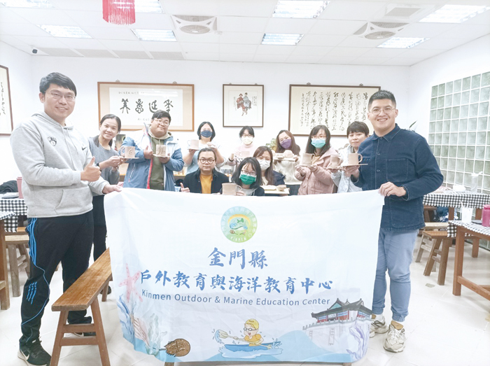 戶外教育與海洋教育中心結合陶藝,於陶瓷廠辦理教師增能研習。(該中心提供)