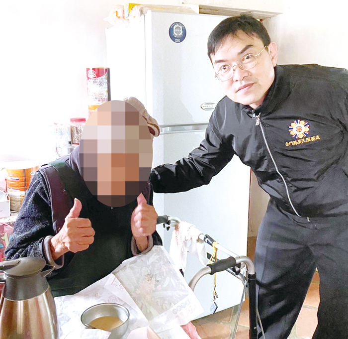 副處長彭致和代表金門縣榮民服務處關懷榮民生活及飲食情形。(榮服處提供)