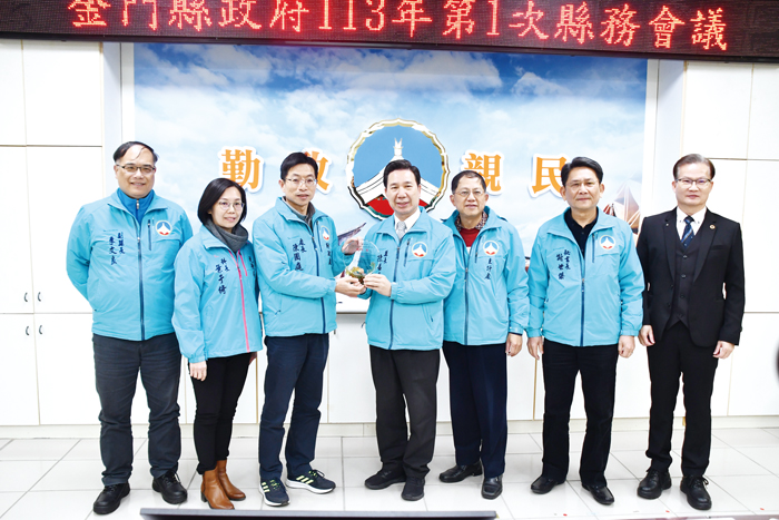 財政處獻予縣長陳福海一一二年度地方政府財政業務輔導方案考核總成績第三名獎座的殊榮。(楊水詠攝)