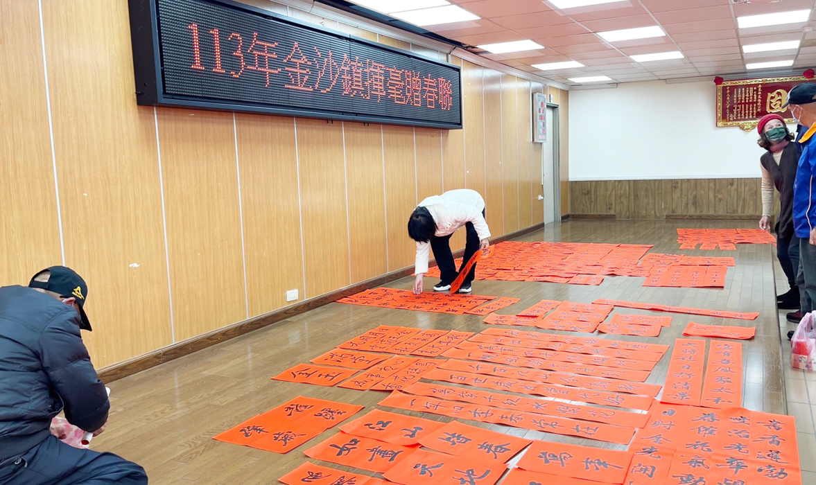金沙鎮公所「迎新春.寫春聯」,書法學會理事長徐心富等十餘位地區書法家到場揮毫。(陳麗妤攝)