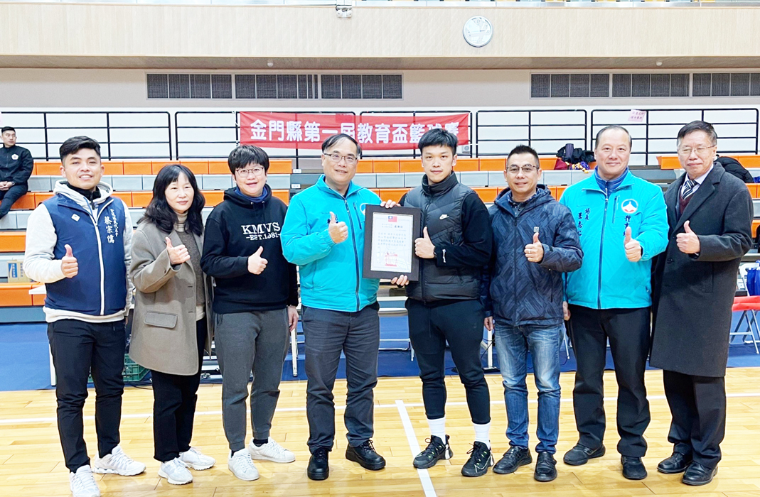 頒發感謝狀予贊助企業。(陳麗妤攝)