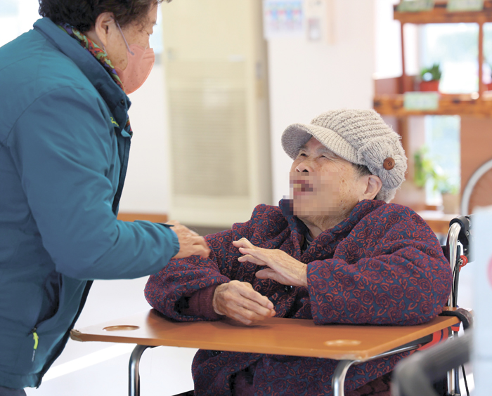 金沙鎮公所、金沙鎮民代表會,由鎮長吳有家率隊,前往福田家園、松柏園、大同之家,致贈應景禮品,探視長輩。
(金沙鎮公所提供)