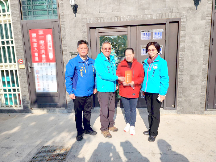 縣府參議張瑞心(左二)與金寧鄉長楊忠俊(左一)、社會處長黃雅芬昨前往金寧鄉轄區慰問弱勢低收民眾。
(許峻魁攝)