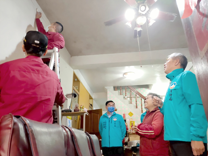 慰問獨居長輩，並協助安裝住宅火災警報器及相關消防安全宣導。（消防局提供）