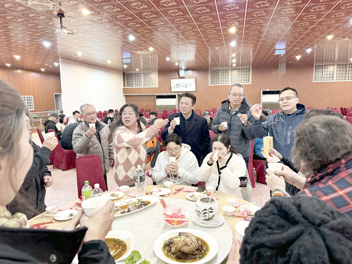 金門縣社區安全守望相助促進協會辦理春節敬老關懷社區淨灘及尾牙聯誼餐會活動。（守望相助促進協會提供）